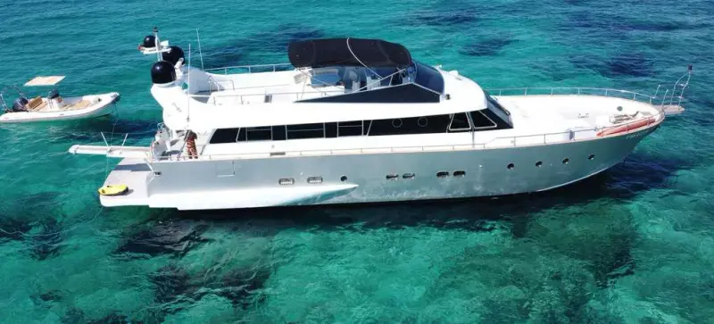 Yate Baglietto 24 en el puerto de Torrevieja — alquiler de barcos